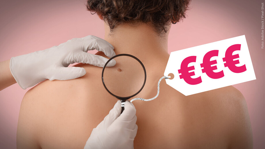 Eine Person, auf deren Rücken eine andere Person mit medizinischen Handschuhen einen Leberfleck mit einer Lupe untersucht.